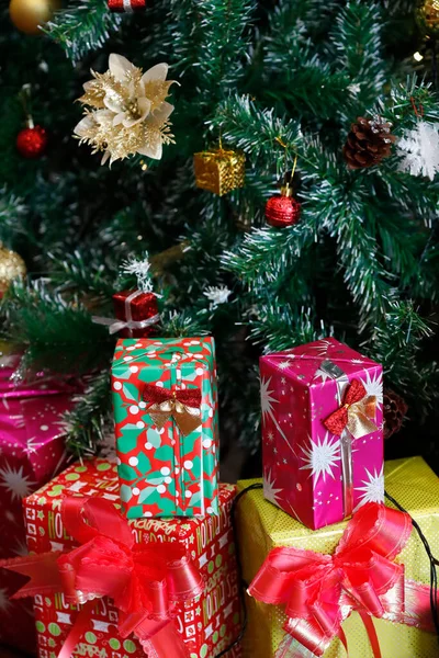 Presents Decorated Artificial Christmas Tree — Stock fotografie