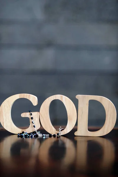 Tanrı Tespih Kelimelerini Şekillendiren Tahta Harfler Hıristiyan Sembolü — Stok fotoğraf