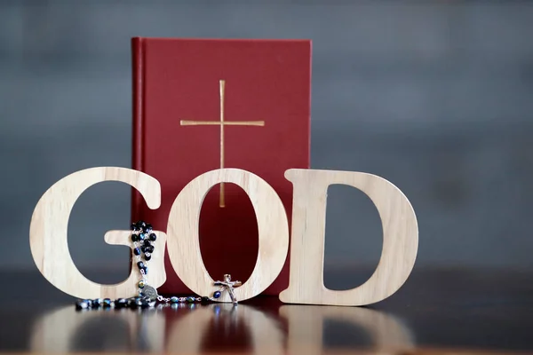 Tanrı Tespih Ncil Şekillendiren Tahta Harfler Hıristiyan Sembolü — Stok fotoğraf