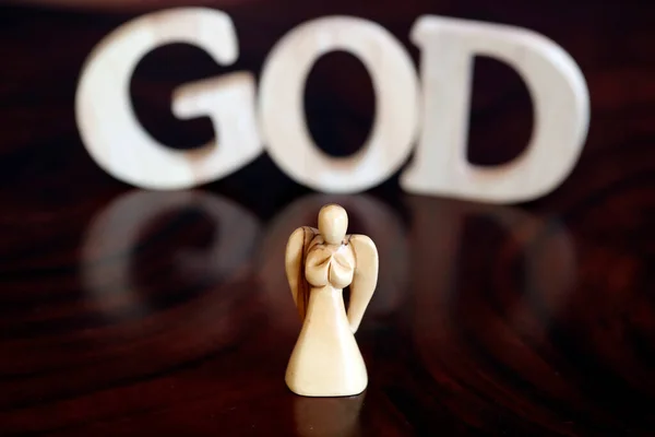 Tanrı Melek Kelimelerini Şekillendiren Tahta Harfler Hıristiyan Sembolü — Stok fotoğraf