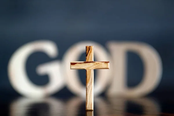 Tanrı Haç Kelimelerini Şekillendiren Tahta Harfler Hıristiyan Sembolü — Stok fotoğraf