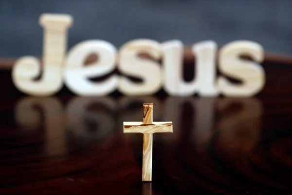 Ξύλινα Γράμματα Σχηματίζουν Λέξη Ιησουσ Και Σταυρό Χριστιανικό Σύμβολο — Φωτογραφία Αρχείου