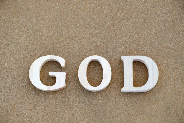 Lettere Legno Che Formano Parola Dio Uno Sfondo Sabbia Spiaggia — Foto Stock