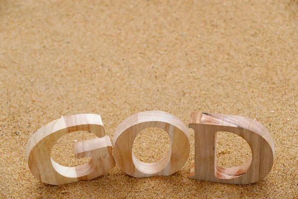 Plaj Kumları Üzerinde Tanrı Kelimesini Oluşturan Tahta Harfler Hıristiyan Sembolü — Stok fotoğraf