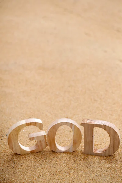 Plaj Kumları Üzerinde Tanrı Kelimesini Oluşturan Tahta Harfler Hıristiyan Sembolü — Stok fotoğraf