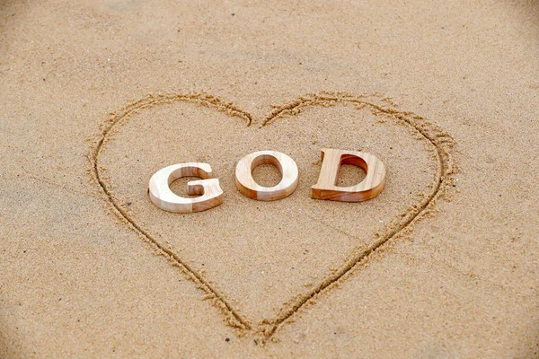 Tanrı Kelimesini Oluşturan Tahta Harfler Plaj Kumunun Arka Planında Bir — Stok fotoğraf
