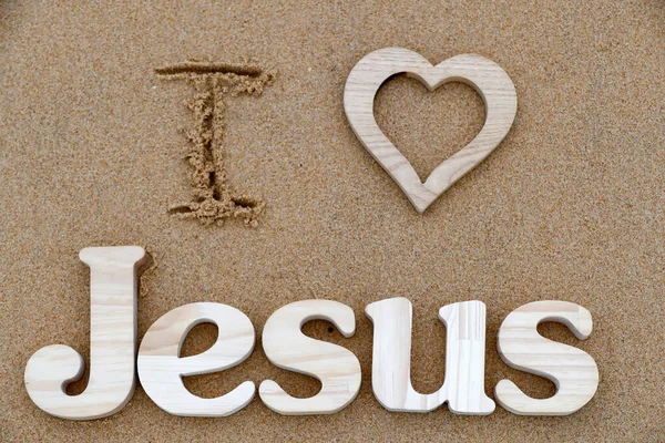 ビーチの砂の背景に心を込めてイエスという言葉を形成する木製の文字 私はイエスが大好きです キリスト教のシンボル — ストック写真