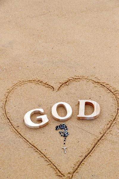 Træbogstaver Der Danner Ordet Gud Med Hjertet Baggrund Strandsand Kristent - Stock-foto