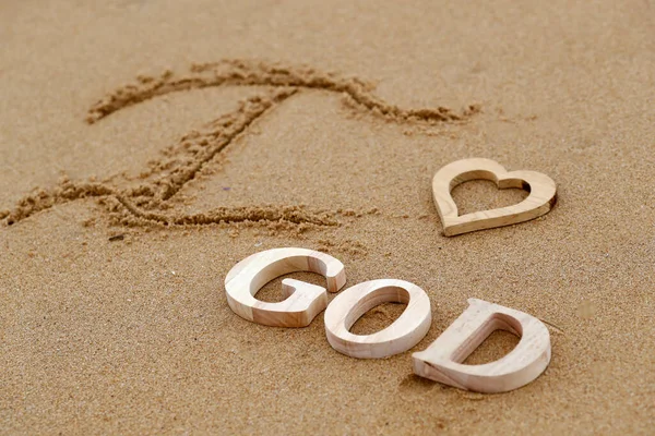 Tanrı Kelimesini Oluşturan Tahta Harfler Plaj Kumunun Arka Planında Bir — Stok fotoğraf