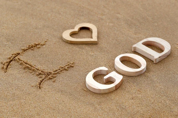 Dřevěná Písmena Tvořící Slovo Boží Srdcem Pozadí Plážového Písku Miluju — Stock fotografie