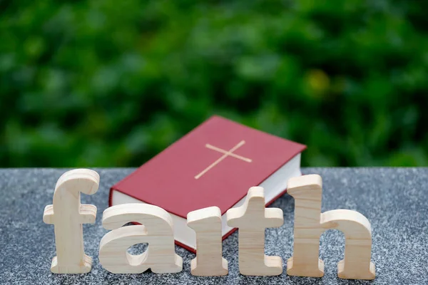 Dřevěná Písmena Tvořící Slovo Faith Bible Křesťanský Symbol — Stock fotografie