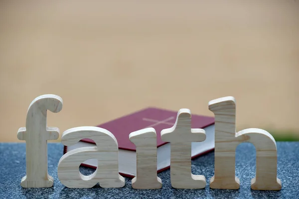 Holzbuchstaben Bilden Das Wort Glaube Und Die Bibel Christliches Symbol — Stockfoto