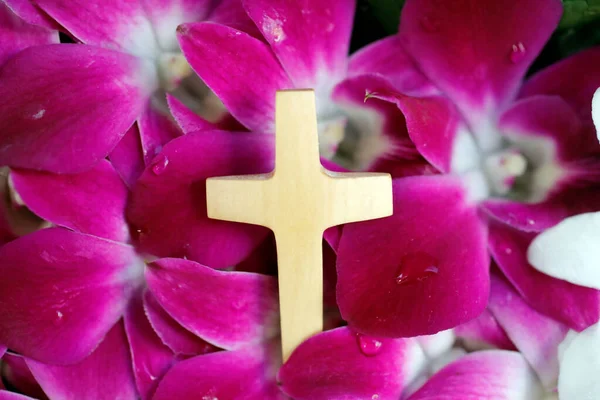 Keresztény Szimbólum Egy Virágra Helyezve Fakereszt — Stock Fotó