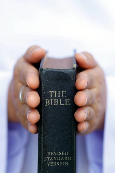 Руки Моляться Тримаючи Біблію Зблизька Єтнам — стокове фото