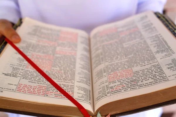 Католичка Читає Біблію Зблизька Єтнам — стокове фото
