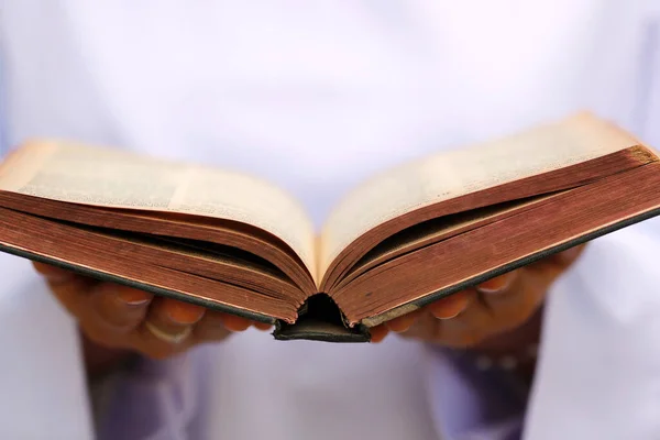 Dominikańska Zakonnica Czyta Biblię Wietnam — Zdjęcie stockowe
