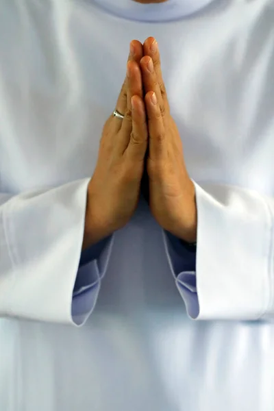 ドミニカの修道女が支払う 手を閉じてください ベトナム — ストック写真