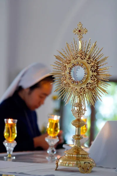 Katolická Církev Klanění Eucharistii Monstrance Oltáři Vietnam — Stock fotografie