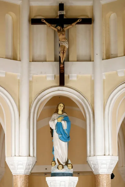 天主教教堂 耶稣在十字架上圣母玛利亚雕像Quy Nhon — 图库照片
