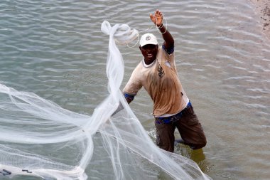 Afrikalı balıkçılar nehre ağ atıyorlar