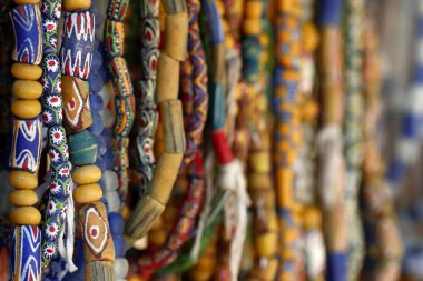 Satılık renkli etnik bilezik ve boncuk koleksiyonları. Lome. Togo. 