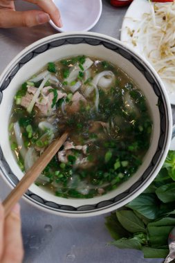 Bir kase Vietnam erişte çorbası, Pho olarak bilinir. Ho Chi Minh Şehri. Vietnam.
