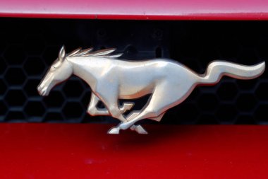 Klasik Amerikan arabasının radyatör ızgarasında Ford Mustang at logosu. Fransa. 