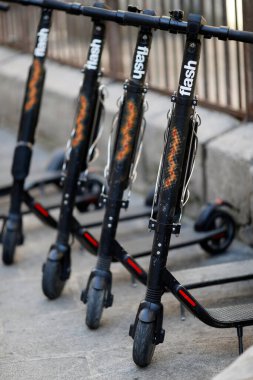 Elektrikli scooterlar, hepsi Paris 'in halka açık alanlarında dizilmiş. Fransa. 