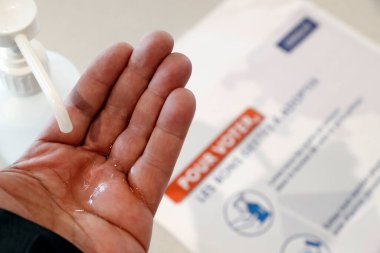 Coronavirus (COVID-19) krizi sırasında Fransız seçimleri. El dezenfeksiyonu. Dezenfekte edici alkol jeli ile eller virüs salgınını önler. 