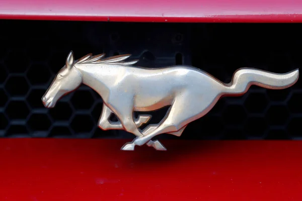 Логотип Лошади Ford Mustang Радиаторном Гриле Этого Классического Американского Автомобиля — стоковое фото