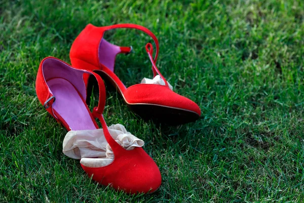 Красные Туфли Высоких Каблуках Траве Франция — стоковое фото