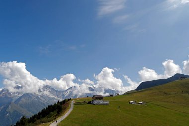 Fransız Alpleri 'nin yaz manzarası. Mont Blanc Massif. Aziz Gervais. Fransa.