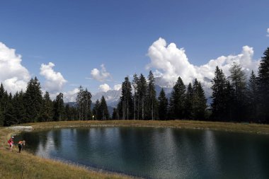 Fransız Alpleri 'nin yaz manzarası. Mont Blanc Massif. Dağ Gölü. Aziz Gervais. Fransa.