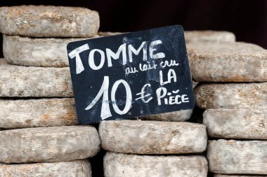 Pazarda satılık geleneksel Fransız peyniri. Tomme. Fransa. 