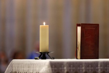 Cenevre Leydisi Bazilikası. Missal mihrapta ayin için hazır. Cenevre. İsviçre. 