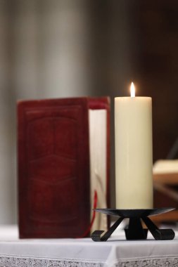 Cenevre Leydisi Bazilikası. Missal mihrapta ayin için hazır. Cenevre. İsviçre. 