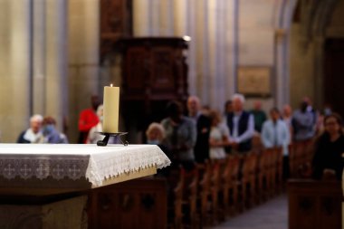 Cenevre Leydisi Bazilikası. Pazar ayini COVID-19 salgını sırasında. Cenevre. İsviçre. 
