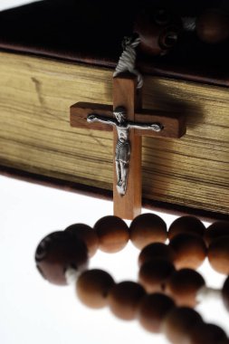 İncil 'deki ahşap tespih boncukları. Dini sembol. 