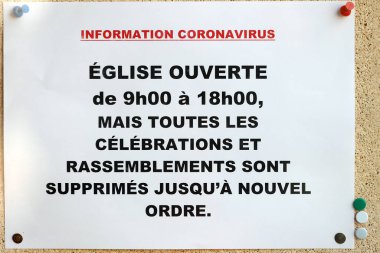 Coronavirüs salgını (covid-19). Kilitlenme. Kilise açık ama kutlama yok. Megeve. Fransa. 