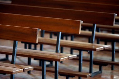 Saint Louis de Novel Kilisesi. Boş kilise sıraları. Annecy. Fransa. 