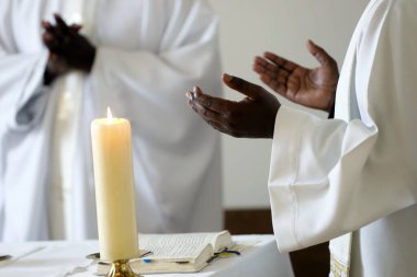 Coronavirus salgını (covod-19). Aziz Joseph des Fins Bazilikası 'nın kilisesinde pazar ayinini kutluyoruz. Annecy. Fransa. 