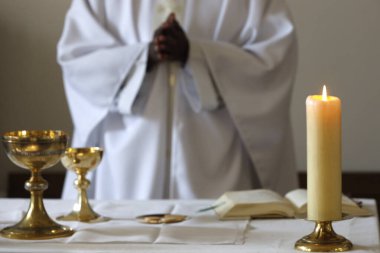 Coronavirus salgını (covod-19). Aziz Joseph des Fins Bazilikası 'nın kilisesinde pazar ayinini kutluyoruz. Ayin kutlaması. Annecy. Fransa. 