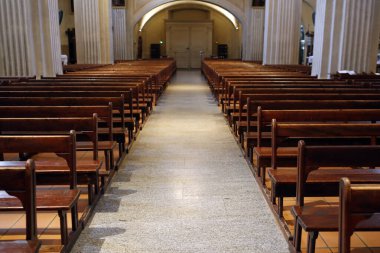 Coronavirüs salgını (COVID-19). Tecrit ve koruma önlemleri. Boş kilise. Sallanch 'lar. Fransa. 