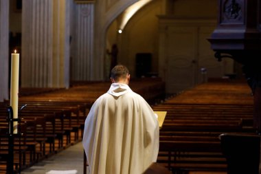 Coronavirüs salgını (COVID-19). Koruma önlemleri. Boş bir kilisede Yükseliş Ayini 'nin kutlaması. Sallanch 'lar. Fransa. 