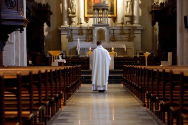 Coronavirüs salgını (COVID-19). Koruma önlemleri. Boş bir kilisede Yükseliş Ayini 'nin kutlaması. Sallanch 'lar. Fransa. 