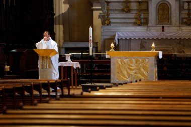 Coronavirüs salgını (COVID-19). Koruma önlemleri. Boş bir kilisede Yükseliş Ayini 'nin kutlaması. Sallanch 'lar. Fransa. 