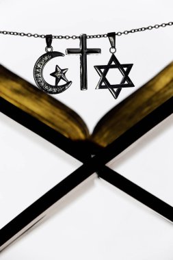 Dini semboller. Hristiyanlık, İslam, Musevilik 3 tek tanrılı din. Dinler arası diyalog.  