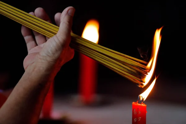 Ong Bon Pagode Taoistischer Tempel Frau Betet Mit Brennenden Räucherstäbchen — Stockfoto