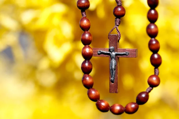 黄色のほうきの花に対する木製のバラ 宗教的シンボル — ストック写真