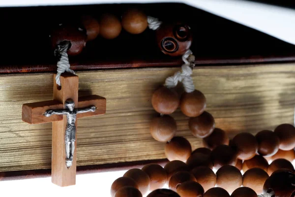Chapelet Bois Sur Une Bible Symbole Religieux — Photo